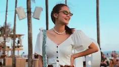 Lewat Instagram pribadinya, wanita kelahiran 2000 ini kerap mengunggah gaya penampilannya. Kali ini saat berlibur, Amanda Rawles tampil menawan dengan baju putih polos. Terlebih, kacamata yang ia pakai membuay penampilannya makin trendi. (Liputan6.com/IG/@amandarawles)