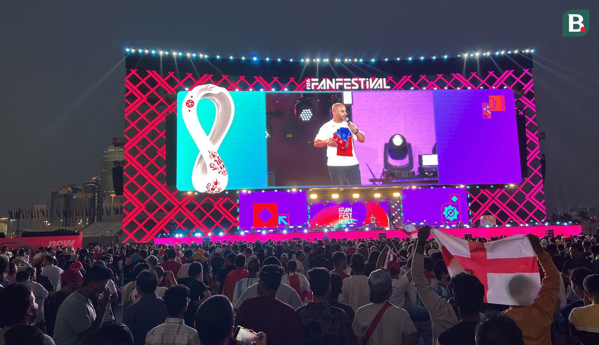 Ribuan orang dari berbagai belahan dunia berbaur untuk sekedar berfoto-foto atau pun menyaksikan tanyang langsung pertandingan Piala Dunia 2022 melalui beberapa layar raksasa. (Bola.com/Ade Yusuf Satria)