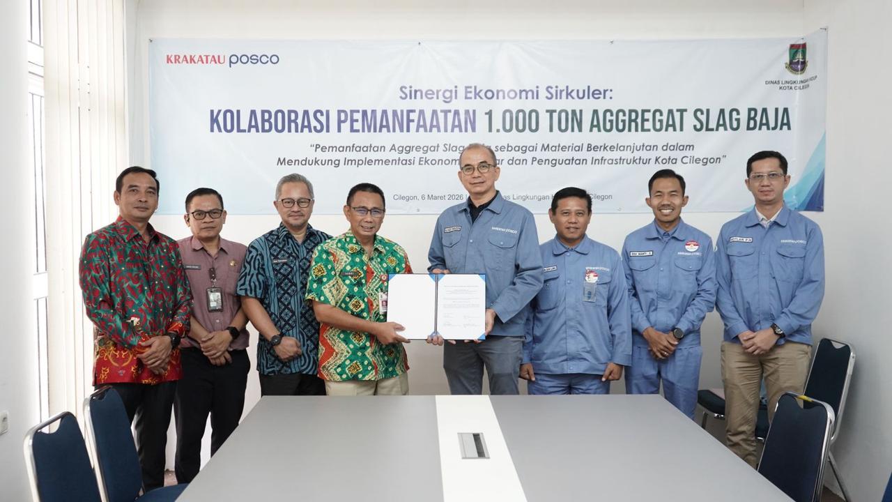 Krakatau Posco-DLH Kota Cilegon Manfaatkan Slag Baja untuk Pengerasan Akses Jalan TPS