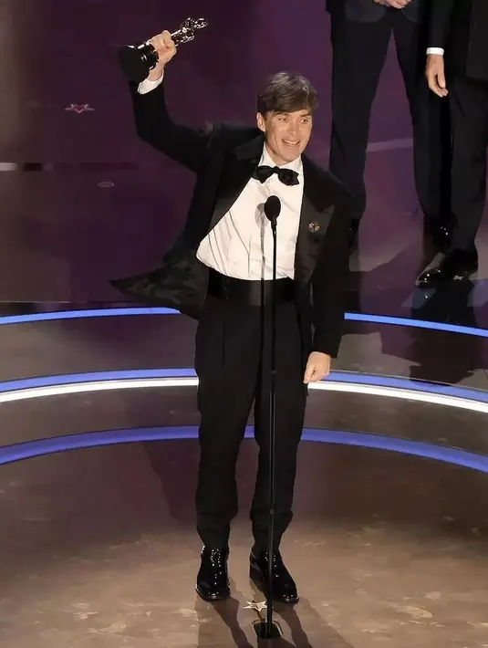 Untuk melengkapi tampilannya, Cillian tampil dengan bros emas kuning 18 karat pesanan khusus yang dirancang oleh label Sauvereign yang berbasis di Hong Kong. Bros ini istimewa karena merujuk langsung pada bom atom, ciptaan J. Robert Oppenheimer. [Foto: Instagram/cillianmurphyoffical]