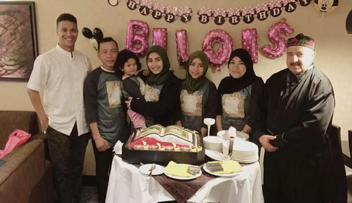 Momen ultah Bilqis yang diunggah itu dibanjiri doa dari netizen. Tidak sedikit yang terharu hingga meneteskan air mata saat menyaksikannya. "Ya Allah jd ikut nangis,,," tulis mom_aisya. (Instagram/ayutingting92)