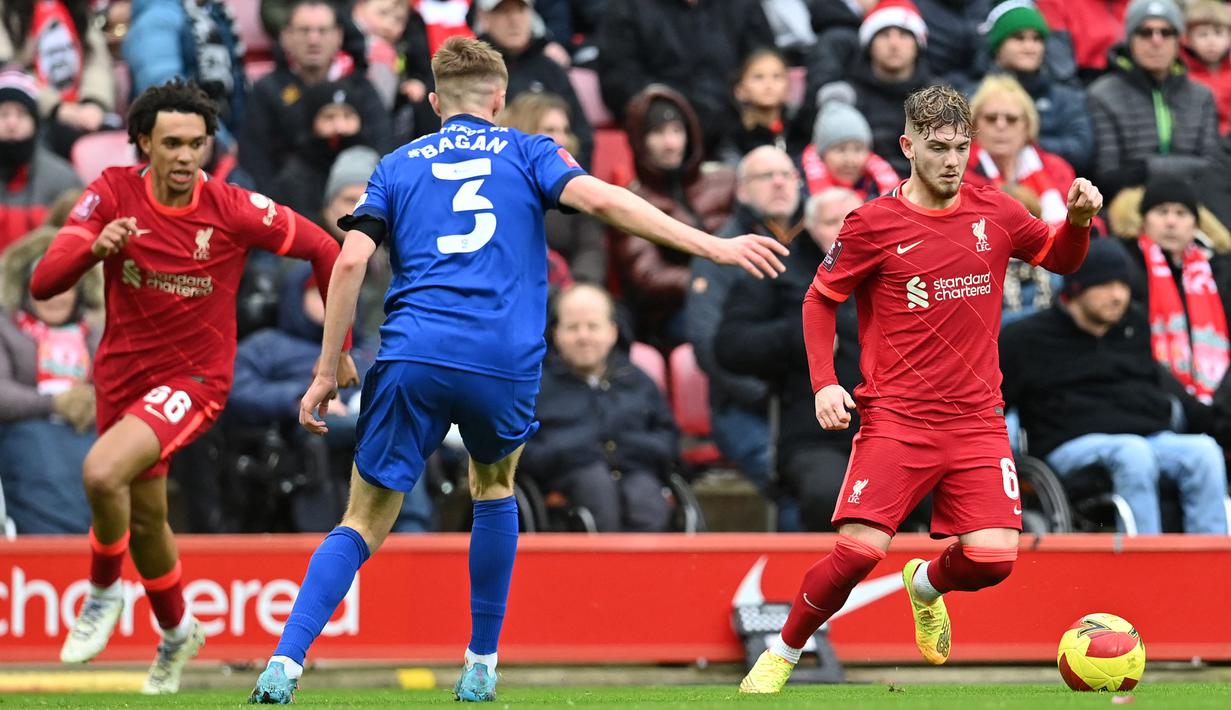 Liverpool menjauh dengan skor 3-0 pada menit ke-76 lewat Harvey Elliott (kanan) yang masuk di babak kedua. Memanfaatkan assist dari Andrew Robertson, Elliott dengan mudah menggetarkan jala gawang Cardiff City untuk yang ketiga kalinya. (AFP/Paul Ellis)