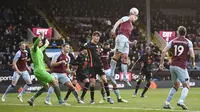 Pemain Burnley Nathan Collins (ketiga dari kanan) menyundul bola saat melawan Chelsea pada pertandingan sepak bola Liga Inggris di Turf Moor, Burnley, Inggris, 5 Maret 2022. Chelsea menang 4-0. (Oli SCARFF/AFP)