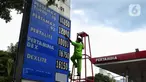 Petugas merubah angka harga bahan bakar jenis pertamax di SPBU di Jakarta, Selasa (3/1/2023). Kementerian Badan Usaha Milik Negara (BUMN) hari ini resmi mengumumkan penurunan harga bahan bakar minyak jenis Pertamax (RON 92) Pertamina dari sebelumnya Rp13.900 per liter menjadi Rp12.800 per liter atau turun senilai Rp1.100 per liter. (Liputan6.com/Angga Yuniar)