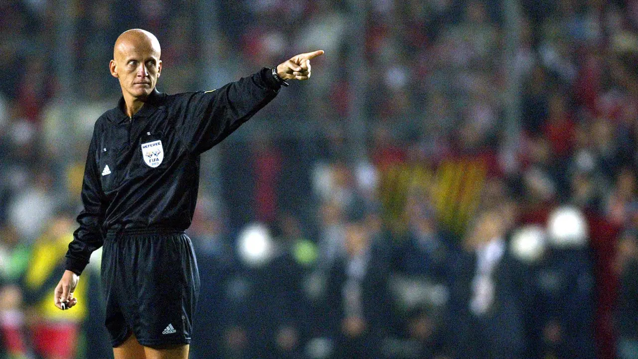 Foto: Menilik Kembali Kiprah Pierluigi Collina, Pengadil Lapangan Legendaris yang Akan Diboyong PSSI untuk Membenahi Perwasitan Indonesia