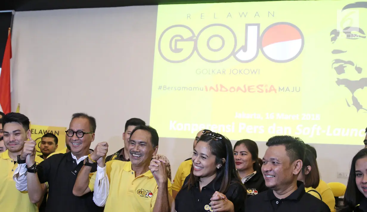 Relawan Golkar Jokowi atau Gojo saling berpegangan saat peresmian di Jakarta, Jumat (16/3). Relawan Gojo dibentuk untuk memenangkan Presiden Joko Widodo atau Jokowi untuk kedua kalinya. (Liputan6.com/Herman Zakharia)