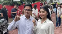 Ketua Umum Partai Solidaritas Indonesia atau Ketum PSI Kaesang Pangarep didampingi istrinya, Erina Sofia Gudono menunaikan hak pilihnya di TPS 63, Apartemen Taman Rasuna, Kuningan, Jakarta Selatan (Jaksel) pada Rabu (14/2/2024). (Liputan6.com/Ady Anugrahadi)