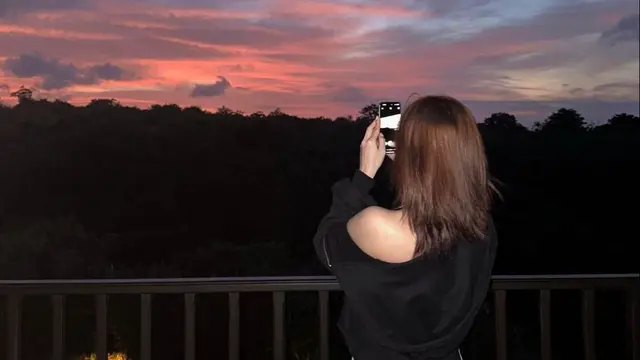 Nayeon Twice tampil kasual dengan atasan hitam saat liburan di Bali. (Dok: Instagram <a href="https://www.instagram.com/nayeonyny?igsh=MW5nb3cxb3ZwNG9qdg==">) )