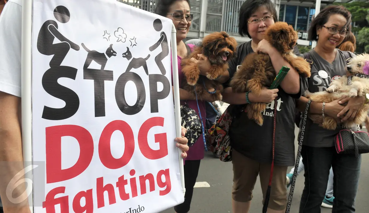 Komunitas pecinta anjing saat aksi di Bundaran HI, Jakarta, Minggu (13/12/2015). Mereka meminta semua pihak untuk tidak memakan daging anjing dan tidak menjadikan anjing hewan aduan. (Liputan6.com/Johan Tallo)