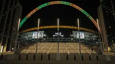 Lengkungan Stadion Wembley menyala dalam warna Brasil dan layar menampilkan gambar Pele setelah pengumuman bahwa mantan pemain sepak bola Brasil itu meninggal dunia, London, Inggris, 29 Desember 2022. Edson Arantes do Nascimento atau yang dikenal sebagai Pele, raja sepak bola Brasil yang menang rekor tiga Piala Dunia dan menjadi salah satu tokoh olahraga paling berwibawa abad lalu, meninggal pada usai 82 tahun di di Sao Paulo. (Kieran Cleeves/PA via AP)