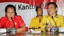 Konferensi pers Sutiyoso dan Agung Laksono di kantor DPP PKPI, Jakarta, Rabu (18/3/2015). Agung Laksono beserta rombongan melakukan safari politik kepada partai pendukung pemerintah. (Liputan6.com/Helmi Afandi)