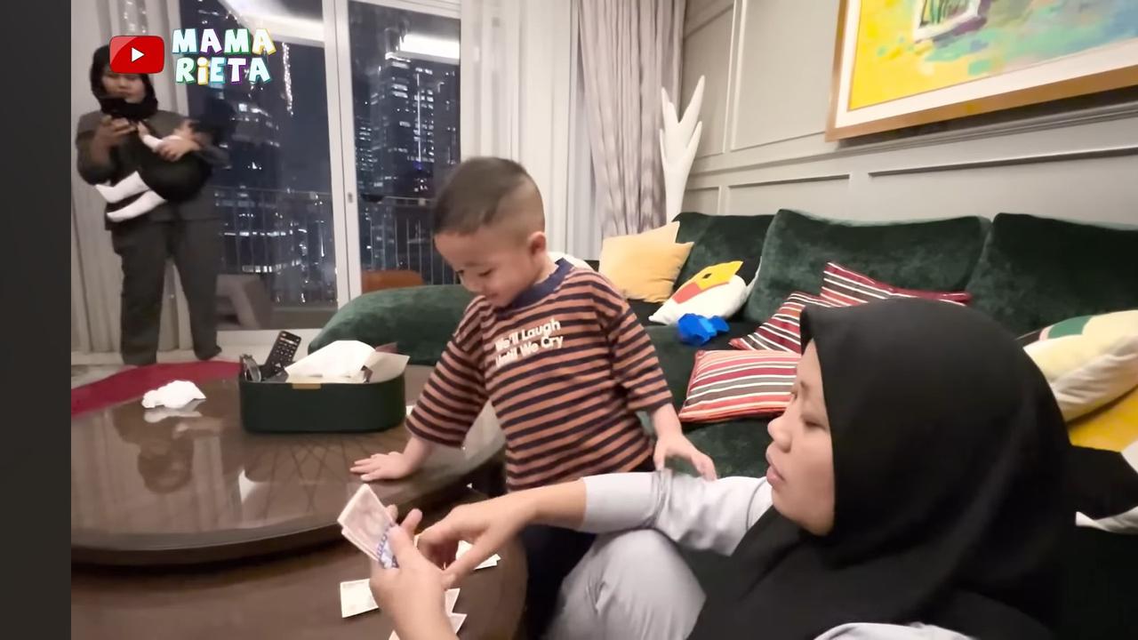 Potret Seru Rayyanza di Apartemen Rieta Amilia, Nonton Video Lawas Nagita & Hitung Uang Hasil Kerja Bareng Sus Rini