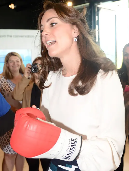 Duchess of Cambridge, Kate Middleton bermain tinju saat acara Heads Together di Stratford , London Timur , Inggris, 16 Mei 2016. Kate Middleton bermain tinju dengan mantan juara tinju dunia tiga kali Duke McKenzie. (REUTERS / Jeremy Selwyn)