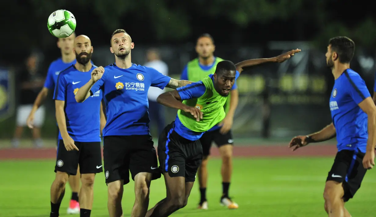 Gelandang Inter Milan, Marcelo Brozović, mengikuti sesi latihan di Nanjing, China, Minggu, (23/7/2017). Inter Milan akan menghadapi Olympique Lyon pada laga turnamen pramusim ICC 2017. (AFP/STR)