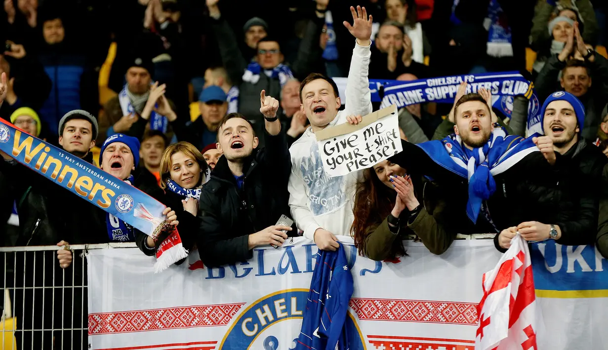 Suporter Chelsea bersorak sorai setelah tim kesayangannya berhasil menaklukkan Dynamo Kiev pada leg kedua babak 16 besar Liga Europa di Stadion NSK Olimpiyskiy, Kiev, Ukraina, Jumat (15/3). Chelsea menang 5-0. (REUTERS/Valentyn Ogirenko)