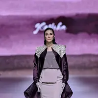 Aktris dan model senior ini tampil memukau di runway Jakarta Fashion Week 2026, melenggang penuh percaya diri sebagai muse untuk koleksi terbaru Glashka bertajuk “Nyanyian Jemari.” [Dok/JFW 2026].