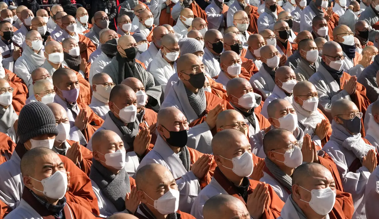 Biksu Buddha Korea Selatan berdoa selama rapat umum menentang kebijakan pemerintah di Kuil Jogye, Seoul, Korea Selatan, 21 Januari 2022. Ribuan biksu Buddha berkumpul untuk memprotes dugaan diskriminasi agama oleh pemerintah Korea Selatan. (AP Photo/Ahn Young-joon)