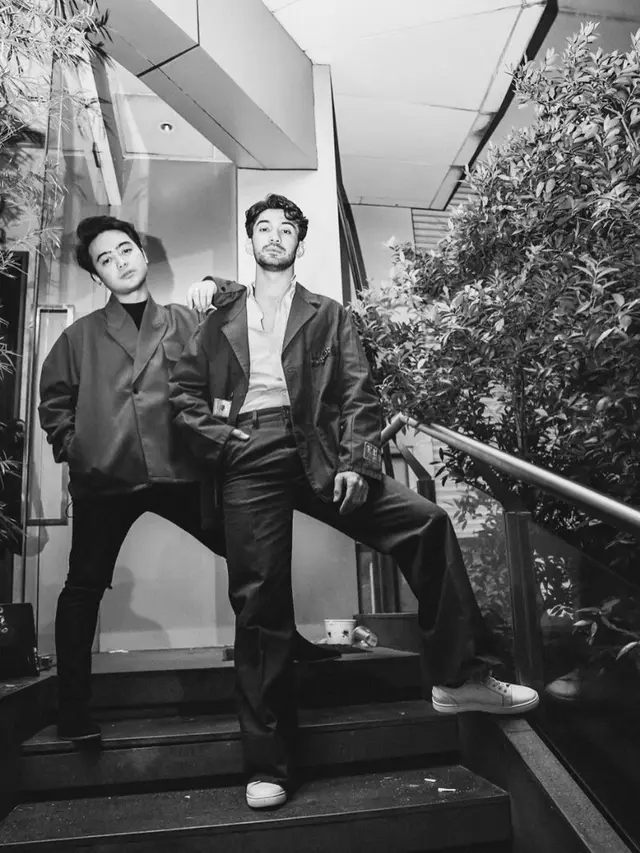 6 Momen Reza Rahadian Bersama Manajer, Kompak Bak Kakak Adik