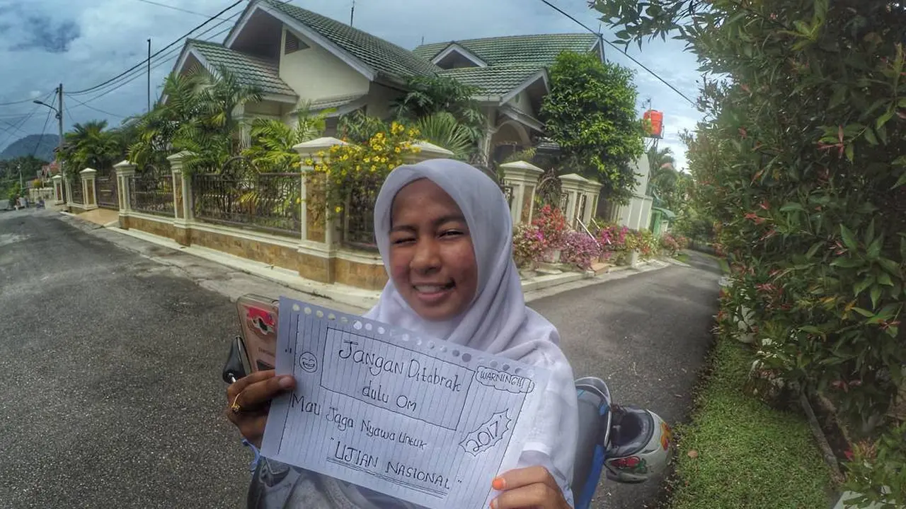 [Bintang] 4 Tingkah Unik Cewek Sebelum Hadapi Ujian Nasional, Kamu Ngapain?