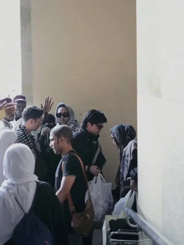 Atta bagi-bagi takjil saat umarah. [Foto: Instagram/attahalilintar]