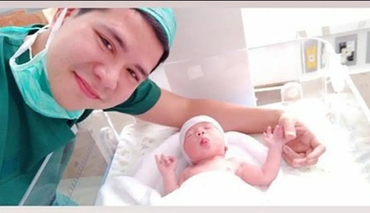 Lewat unggahan di akun Instagramnya, Haykal menuliskan rasa syukurnya atas kelahiran anak pertamanya bersama dengan Tantri Namirah. Ia pun berdoa agar sang putri kelak menjadi wanita sholeha. (Instagram/haykalkamil)