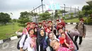 Peserta Campus CJ Edutrip berselfie saat berkunjung ke tempat pembuatan mobil Toyota Fortuner dan Innova di TMMIN Karawang Plant 1, Jawa Barat, Kamis (23/2). (Liputan6.com/Immanuel Antonius)