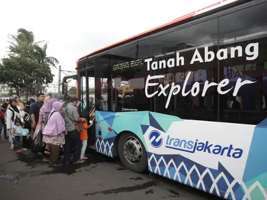Penumpang mengantre menaiki bus Transjakarta Tanah Abang Explorer di Tanah Abang, Jakarta, Sabtu (3/2).  TransJakarta Tanah Abang Explorer pagi ini sudah mulai kembali beroperasi lagi dari jam 08.00 sampai 15.00 WIB. (Liputan6.com/Arya Manggala)