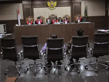 Dua orang saksi bersiap mengikuti sidang lanjutan kasus korupsi pengadaan e-KTP di pengadilan Tipikor, Jakarta (10/4). Sidang kali ini masih beragendakan pemeriksaan saksi. (Liputan6.com/Helmi Afandi)