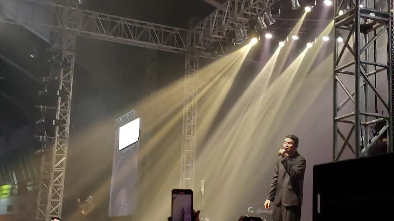 Tulus sukses bikin penonton tertawa dan sedih di Konser Tur Manusia 2023 Surabaya