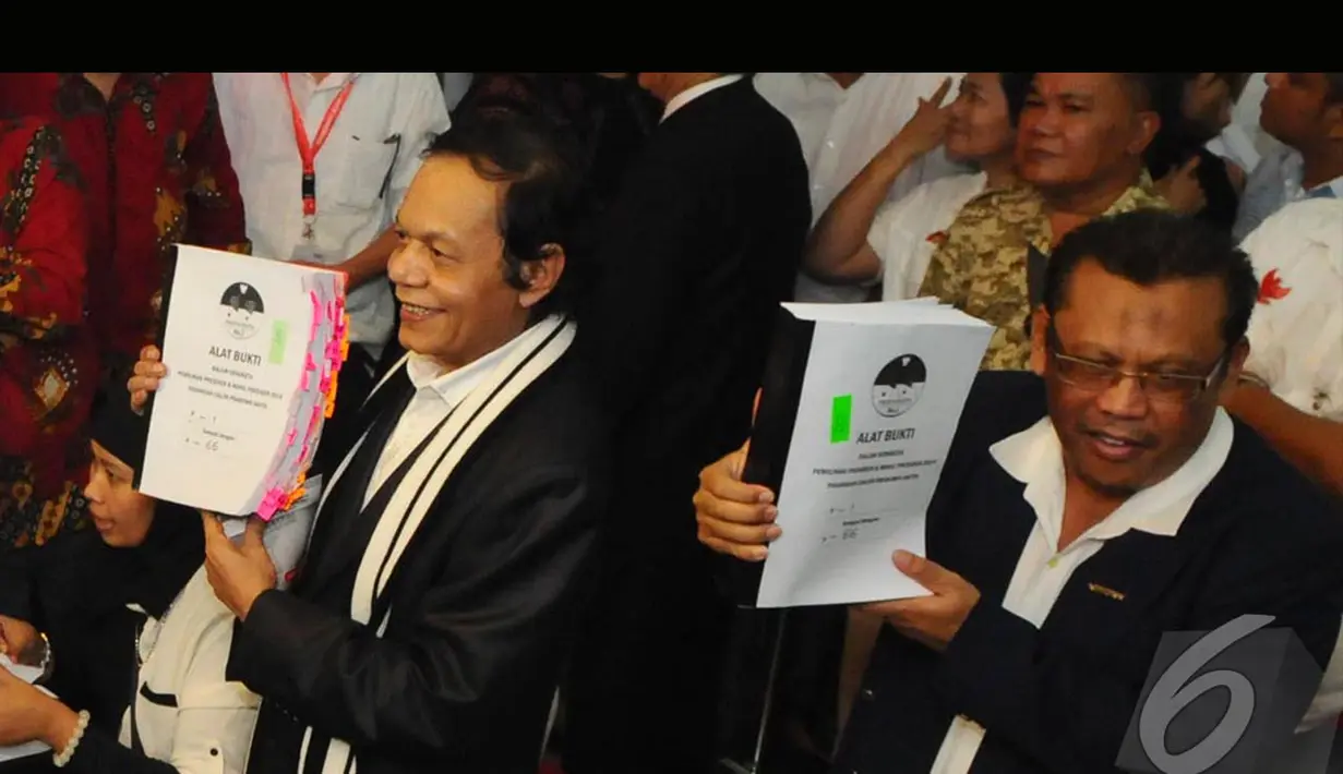 Tim pengacara Prabowo-Hatta memberikan bukti kecurangan pilpres yang telah mereka kumpulkan, Jakarta, Jumat (25/07/2014) (Liputan6.com/Andrian M Tunay)