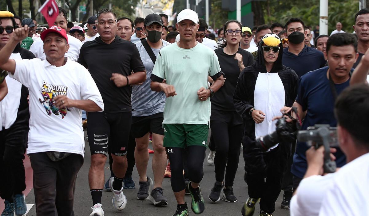 "Hari ini saya lari ditemani Mas Sandi, larinya kencang banget, jadi saya cuma ngekor, istri saya karena dia lebih kencang, lalu diajari sama Mas Sandi bagaimana lari yang benar," <br>