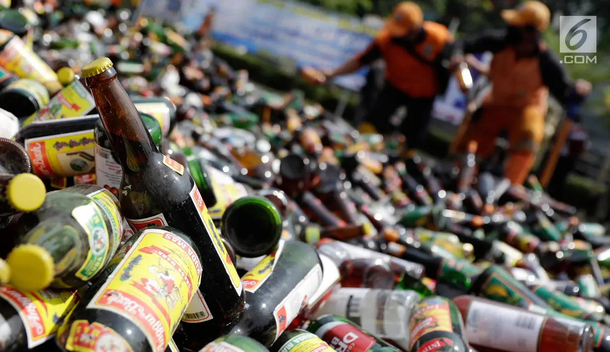 Ribuan botol minuman keras (miras) yang akan dimusnahkan di halaman Mapolres Jakarta Selatan, Selasa (23/5). Sekitar 9.279 botol miras yang dimusnahkan itu merupakan hasil dari operasi miras pada Januari hingga April 2017. (Liputan6.com/Immanuel Antonius)