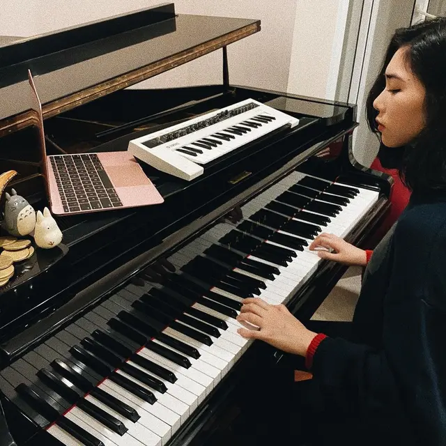 6 Potret Pesona Isyana Sarasvati saat Bermain Alat Musik, Mahir Sejak Kecil