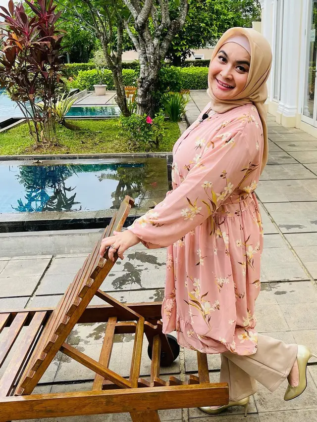 Ulfa Dwiyanthi sibuk jualan seblak