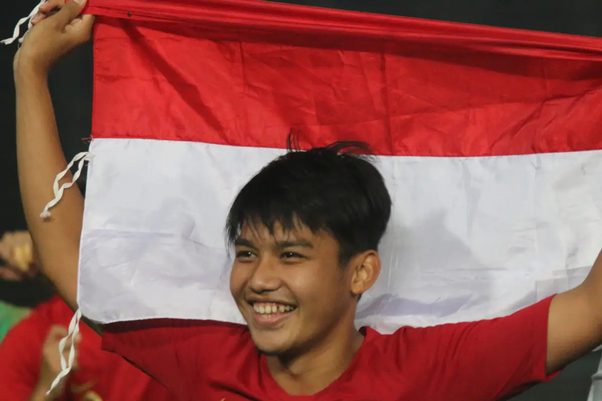 Gelandang Timnas Indonesia, Witan Sulaeman, merayakan gelar juara Piala AFF U-22 2019 setelah mengalahkan Thailand pada laga final. (Bola.com/Zulfirdaus Harahap)