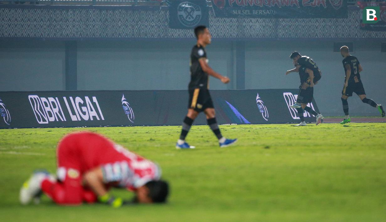 Para pemain Dewa United FC merayakan gol penyeimbang 1-1 ke gawang PSM Makassar yang dicetak oleh Majed Osman Sobhi saat laga pekan ke-10 BRI Liga 1 2022/2023 antara Dewa United FC melawan PSM Makassar di Stadion Indomilk Arena, Tangerang, Kamis (15/9/2022). (Bola.com/Bagaskara Lazuardi)