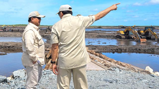Naik Mesin Pemanen Modern, Presiden Prabowo Tinjau Progres Pertanian di Merauke