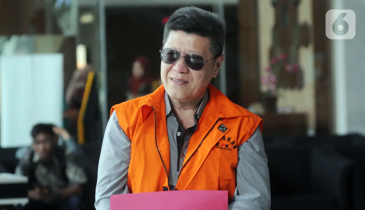 Pengusaha Kock Meng berjalan keluar seusai menandatangani berkas surat perpanjangan penahanan di Gedung KPK, Jakarta, Rabu (30/10/2019). Kock Meng  merupakan tersangka penyuap Gubernur Kepri nonaktif Nurdin Basirun. (merdeka.com/Dwi Narwoko)