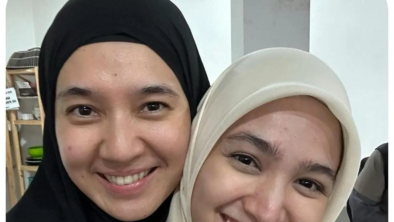 Dhini Aminarti belum lama ini mengunggah foto dengan Cut Syifa, netizen pangling karena keduanya dinilai memiliki wajah yang mirip