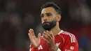 Pemain Liverpool, Mohamed Salah tak kuasa menahan air matanya saat memberikan penghormatan untuk mendiang Diogo Jota setelah laga Liga Inggris 2024/2025 melawan Bournemouth di Anfiled, Liverpool, Inggris, Jumat (15/08/2025) waktu setempat. (AP Photo/Ian Hodgson)