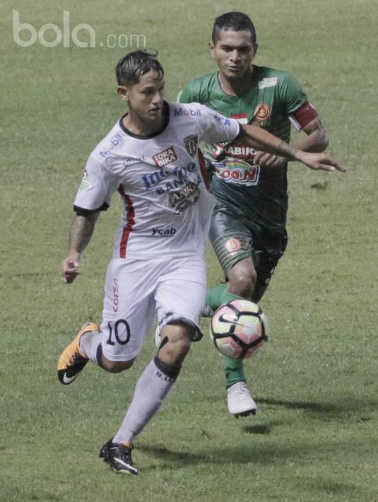 Striker Bali United, Irfan Bachdim, berebut bola dengan kapten PS TNI, Abduh Lestaluhu pada laga lanjutan Liga 1 di Stadion Pakansari, Bogor, Senin (10/7/2017). (Bola.com/M Iqbal Ichsan)