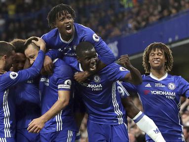 Para pemain Chelsea merayakan gol yang dicetak John Terry ke gawang Watford pada laga Premier League di Stadion Stamford Bridge, London, Senin (15/5/2017). Chelsea menang 4-3 atas Watford. (AP/Tim Ireland)