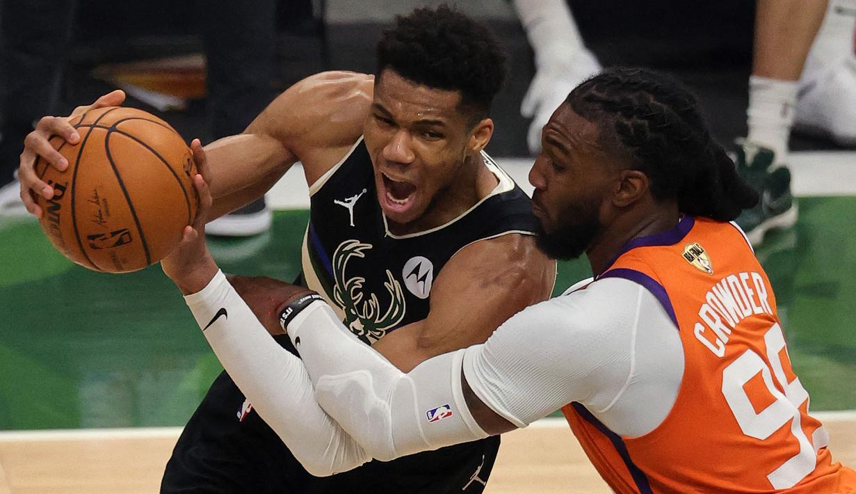 Pebasket yang dijuluki "Greek Freak" ini berhasil samai rekor legenda basket dunia, Michael Jordan. Dirinya berhasil meraih dua gelar MVP reguler, satu gelar MVP Final, dan satu trofi Defensive Player of The Year dalam satu musim. (Foto: Getty Images via AFP/Jonathan Daniel)
