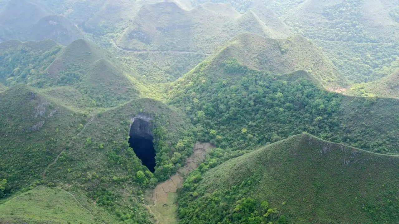 Sebuah Tiankeng, atau lubang runtuhan (sinkhole) karst raksasa, di Leye-Fengshan Global Geopark, Daerah Otonom Etnis Zhuang Guangxi, China selatan. (Xinhua/Zhou Hua)