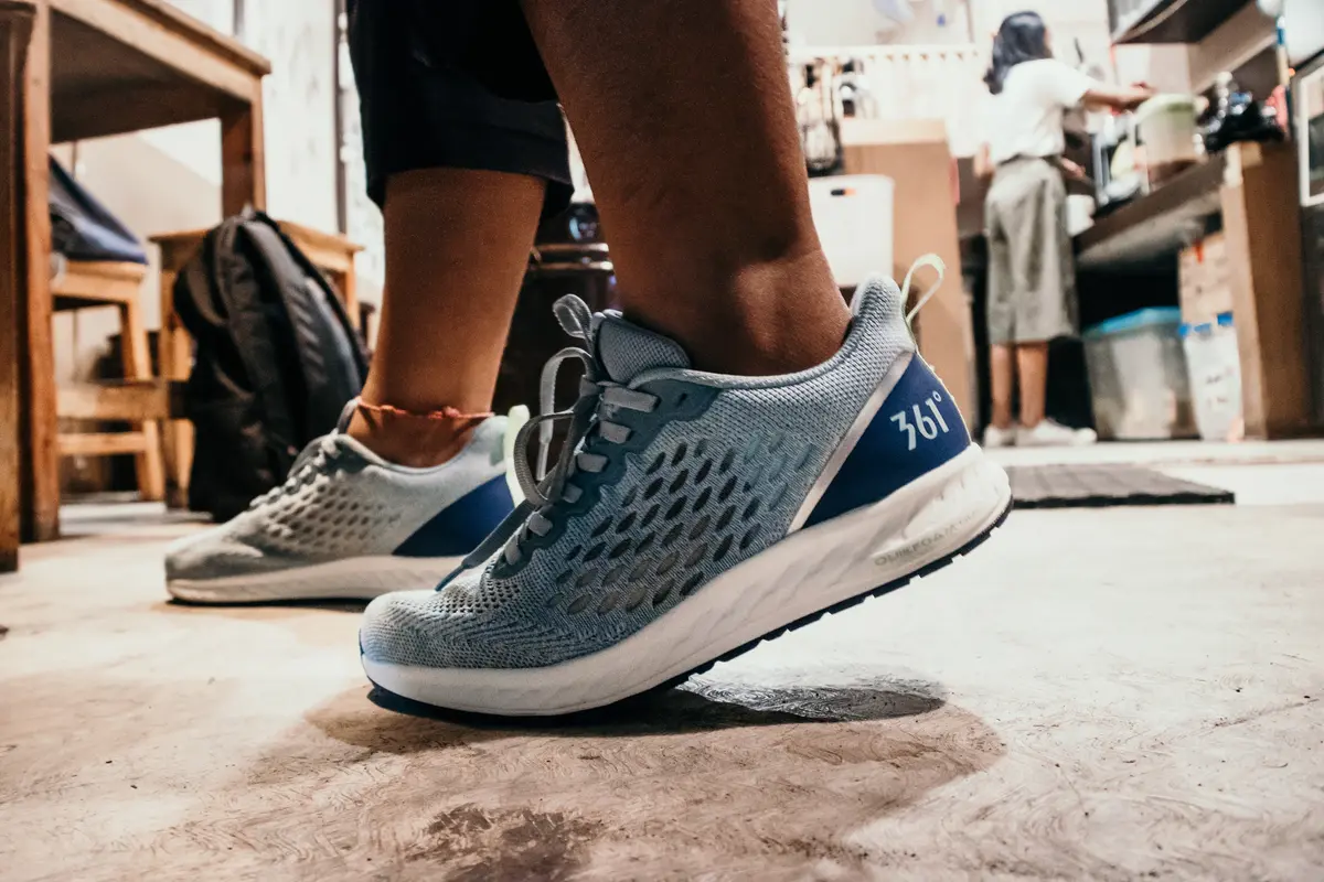 Ciptakan Lari Sehat Tanpa Beban di Musim Panas dengan Sneakers Berbahan Ringan dan Elastis