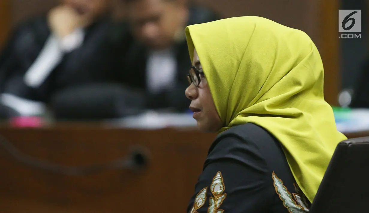 Terdakwa kasus suap PLTU Riau-1, Eni Maulani Saragih saat mengikuti sidang dakwaan di Pengadilan Tipikor, Jakarta, Kamis (29/11). Eni juga didakwa menerima gratifikasi sebesar Rp 5,6 miliar dan 40 ribu dolar Singapura. (Liputan6.com/Herman Zakharia)