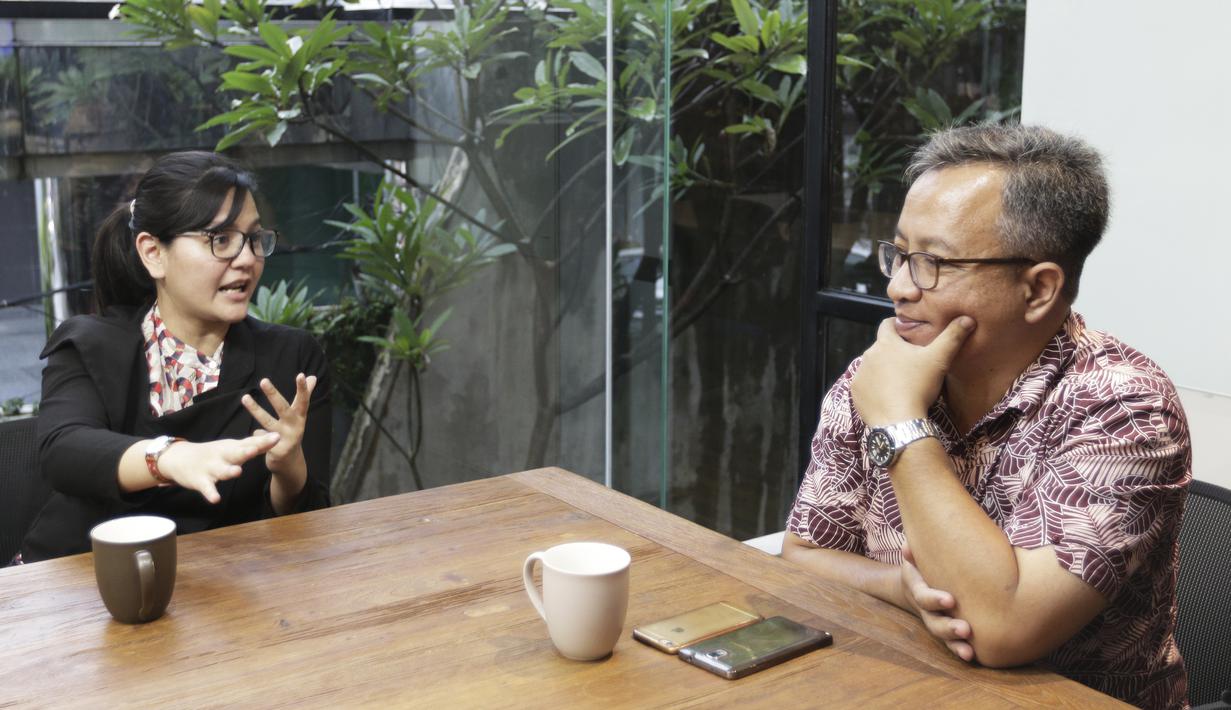 Sekjen PSSI, Ratu Tisha, berdiskusi dengan Editor in Chief KLY Sports, Darojatun, saat mengunjungi Kantor Redaksi KLY di Jakarta, Jumat (16/3). (Bola.com/Yoppy Renato)