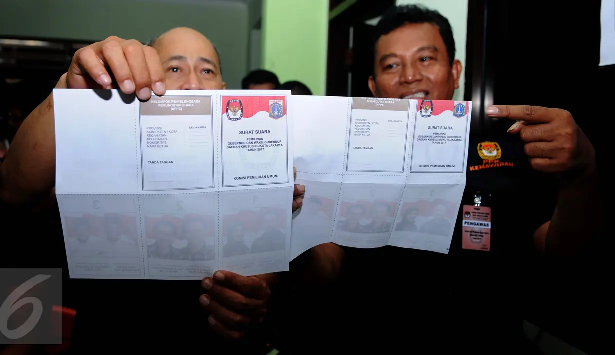 Petugas menunjukkan kertas suara Pilkada DKI Jakarta 2017 yang rusak di Gudang Logistik KPU Jakarta Pusat, Senin (24/1). Total jumlah surat suara adalah 747.152 surat suara dengan 19.287 surat suara cadangan. (Liputan6.com/Gempur M Surya)