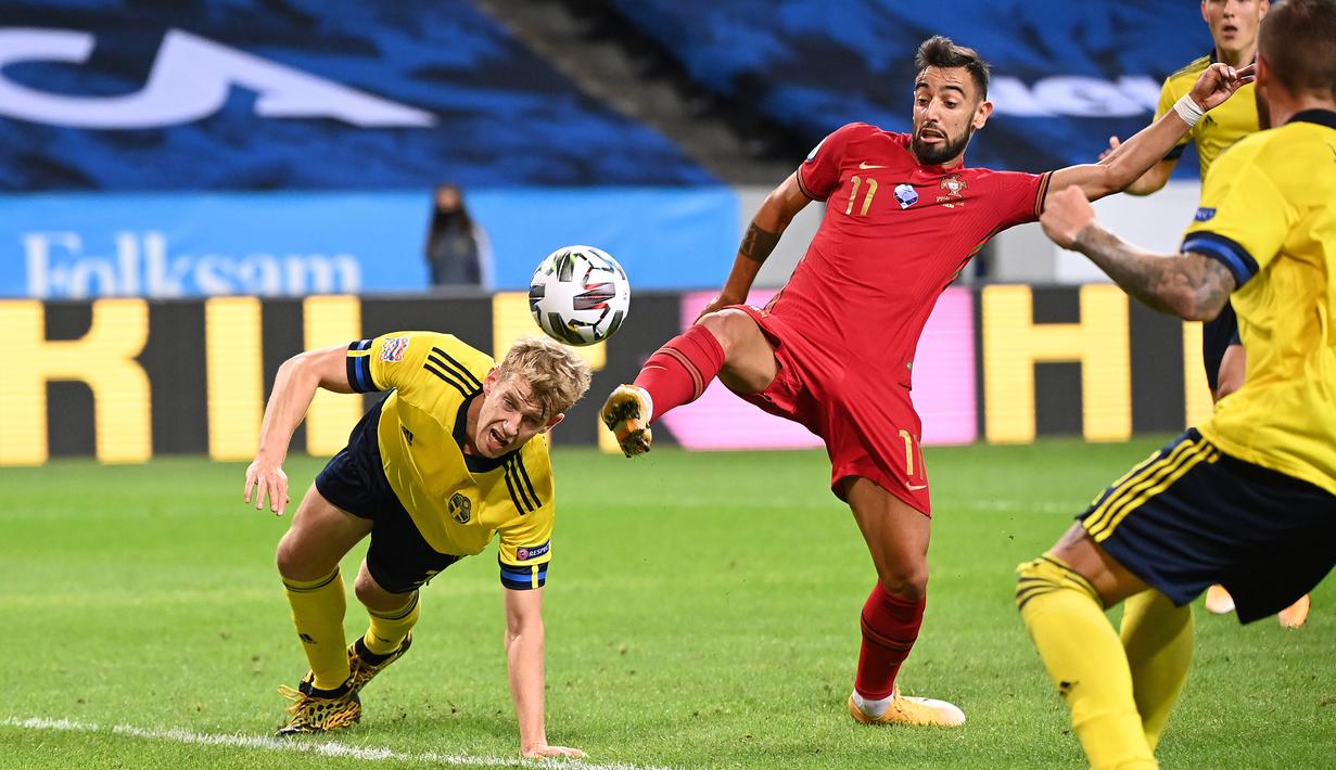 Gelandang Portugal, Bruno Fernandes, berebut bola dengan bek Swedia, Filip Helander, pada laga UEFA Nations League di Stadion Friends Arena, Rabu (9/9/2020) dini hari WIB. Portugal menang 2-0 atas Swedia. (AFP/Jonathan Nackstrand)