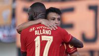 Penyerang Persija Jakarta, Alaeddine Ajaraie melakukan selebrasi bersama rekannya, Allano usai mencetak gol ke gawang Persib Bandung di Stadion Segiri, Samarinda, Minggu (10/5/2026). (Dok. Persija)
